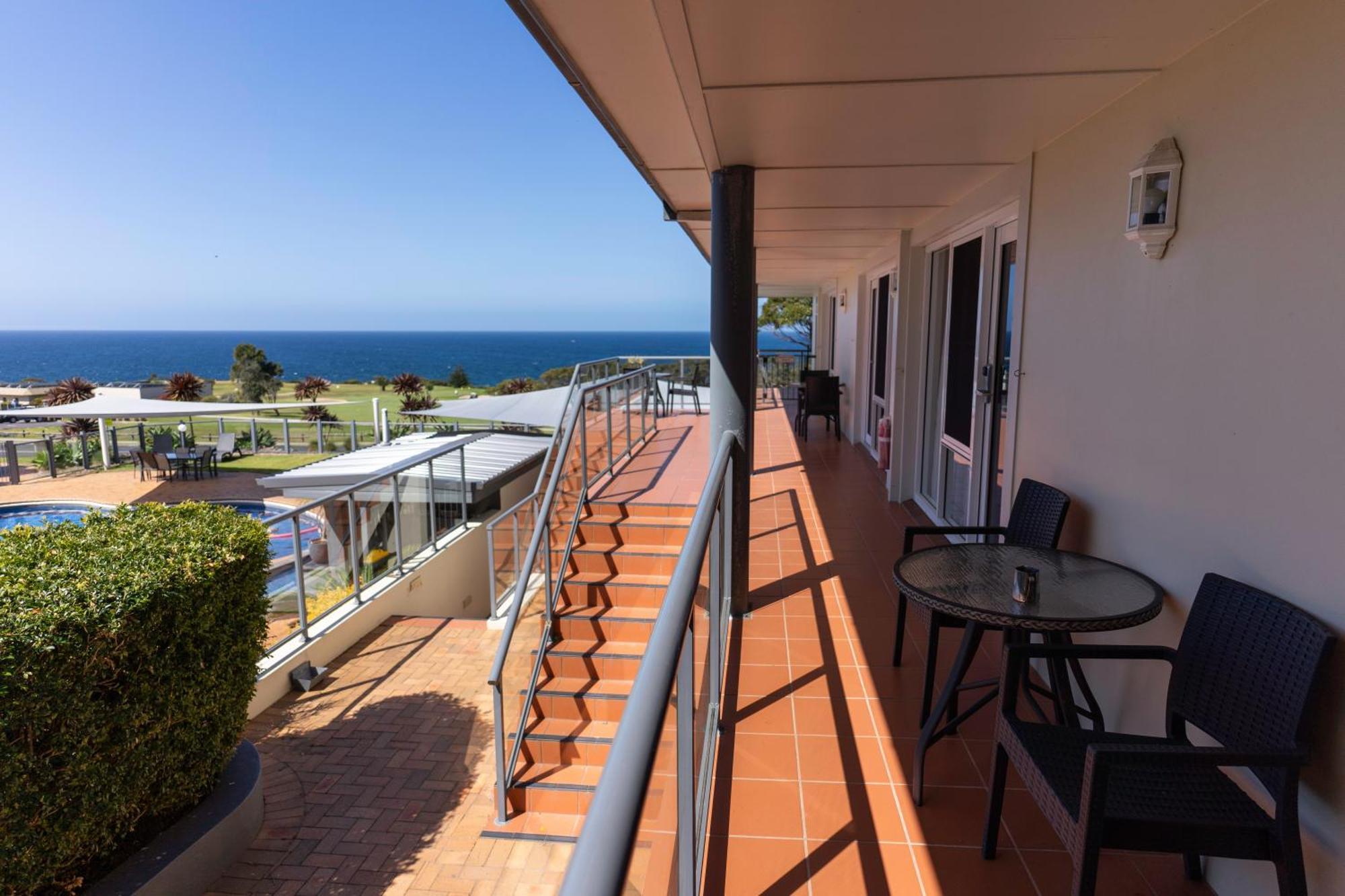 Amooran Oceanside Apartments And Motel Narooma Exterior photo
